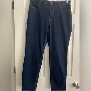 Size 14 short Old Navy Wow Straight ladies jeans 💙 Worn a few times.